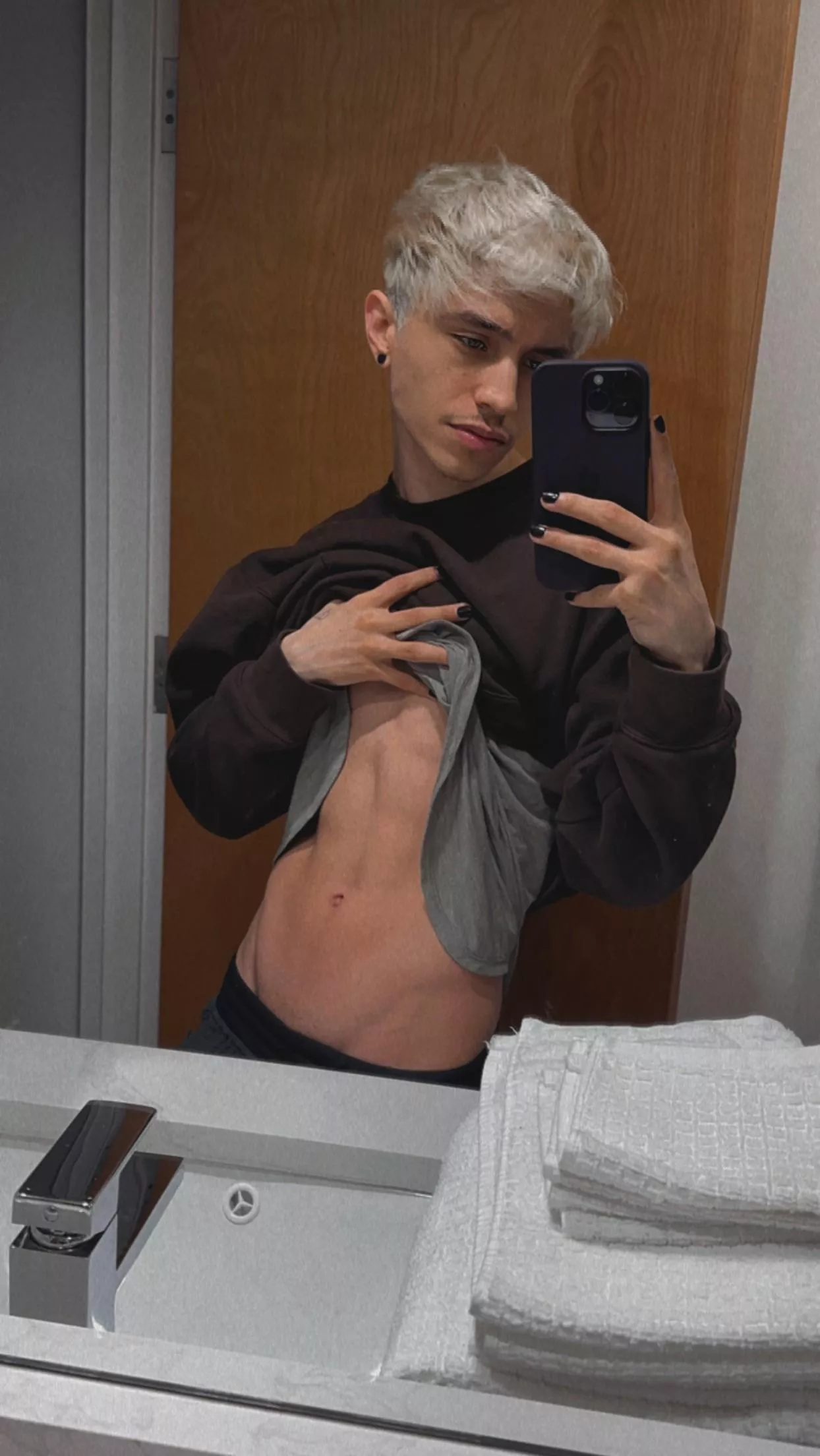 Do you love white hair twinks? ;3