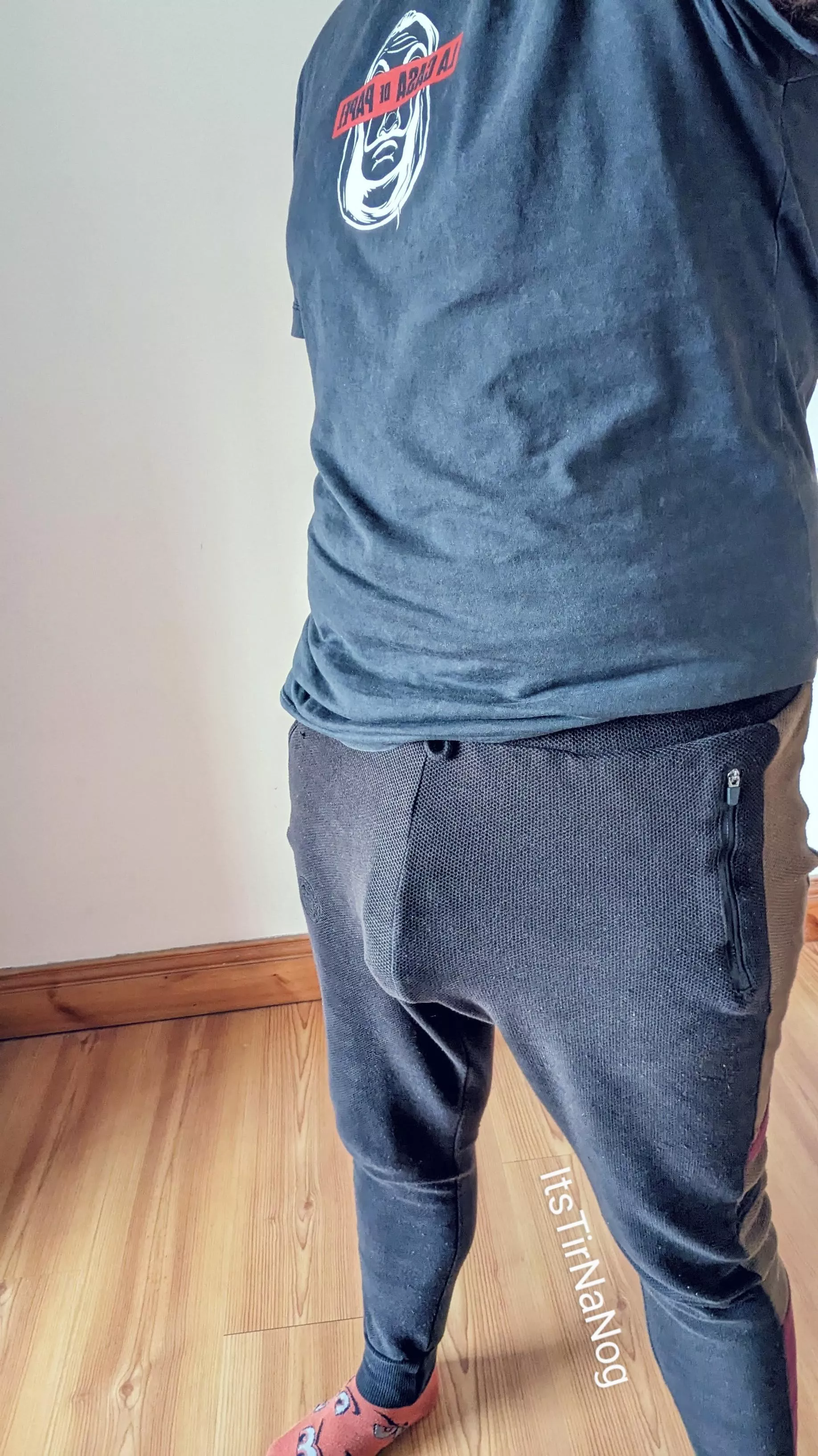 Do you think anyone will notice if I go out wearing these sweats ?