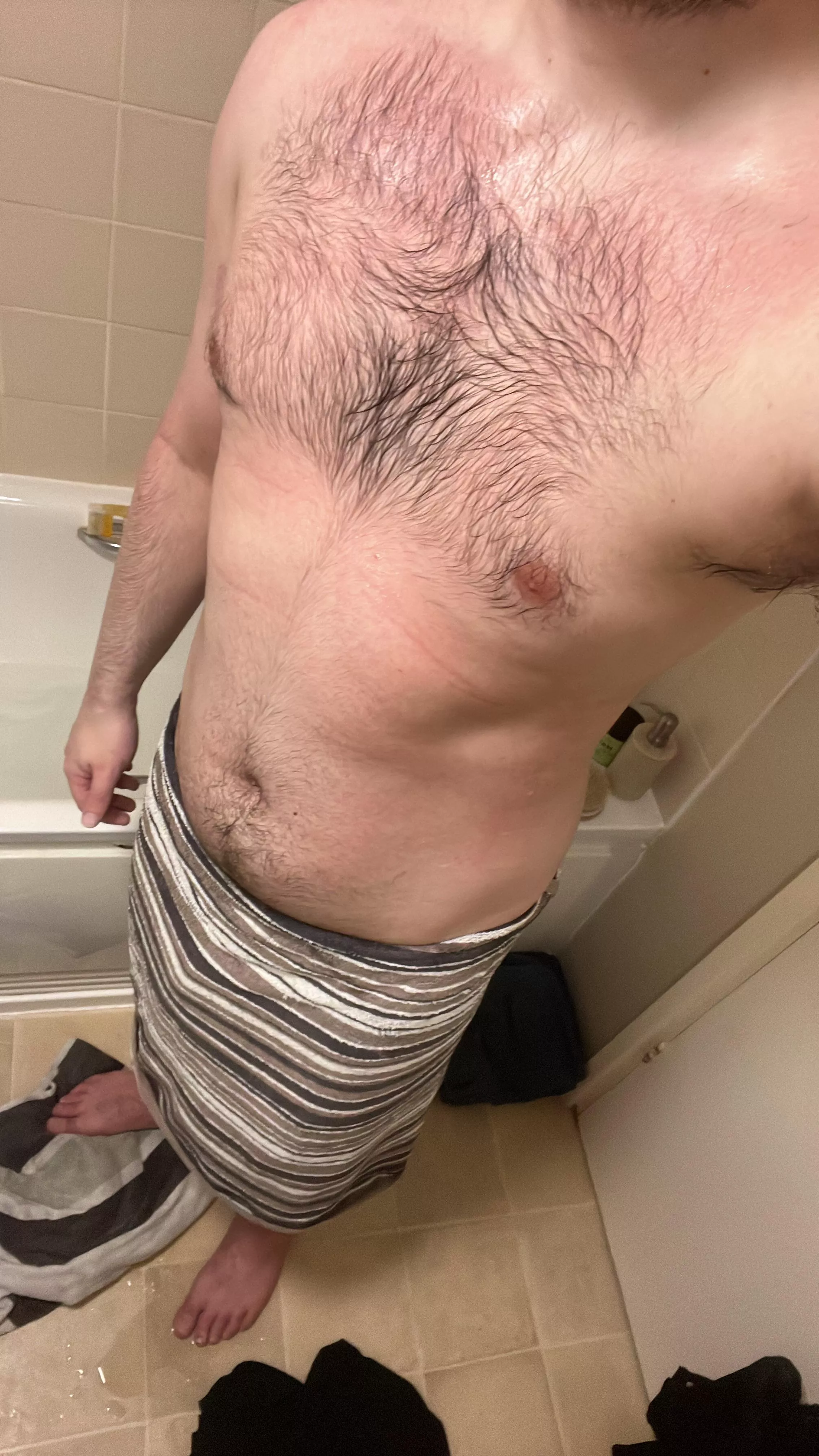 Hot, steamy & chest hair on display🌲😈 Dms open 💪🏼