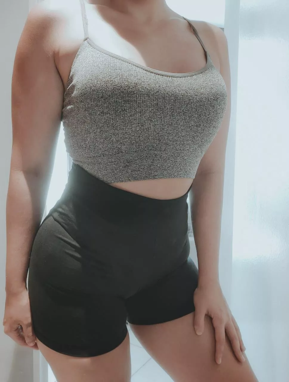 I hope you’re into fit girls, because here’s my outfit for working out 💪💪