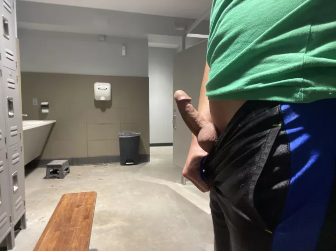 I like showing off in the locker rooms 👀