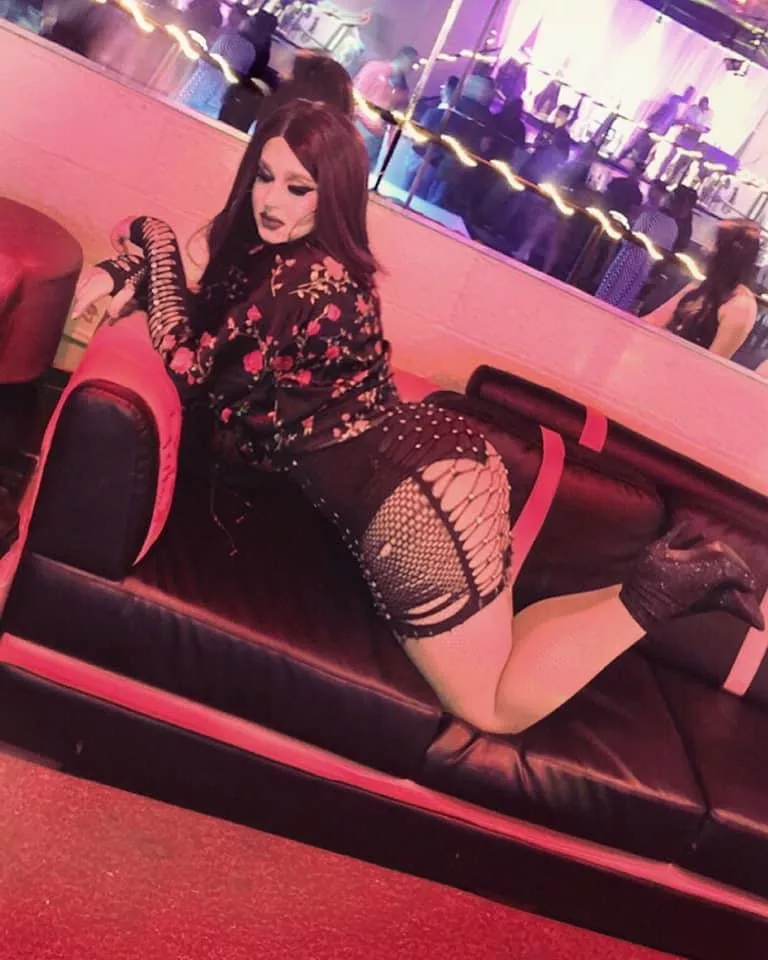 I really wish there was a fem boy strip club 😂😂