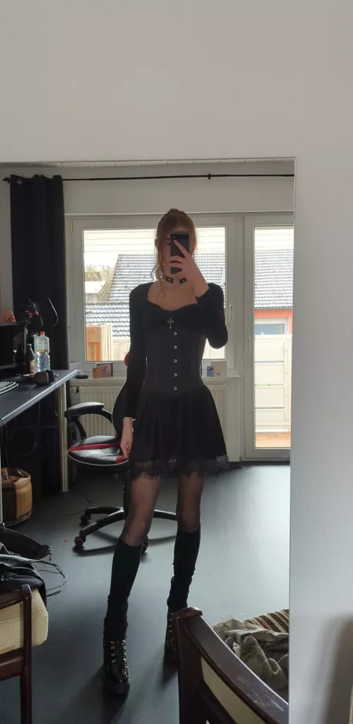 im thinking about cutting my hair but my ponytail looks fire right?