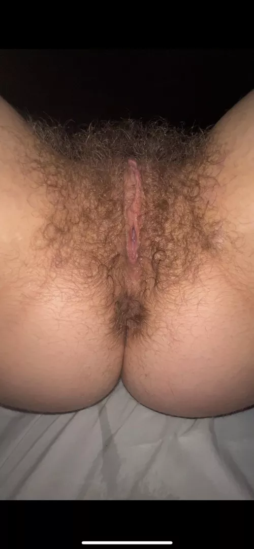 Invite my monster pussy into your bed and expect hours of fun & a soaking wet mattress😈