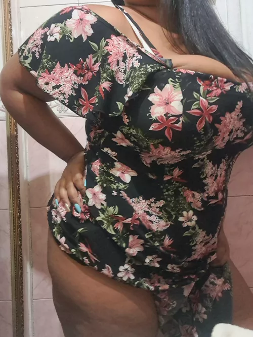 Milf Not wearing underwear is a good idea when visitors are coming