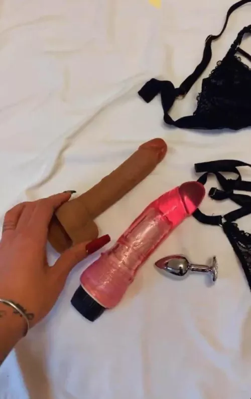 Mommy will humiliate the tiny clits of everyone who upv and say hi to this 😂🤏