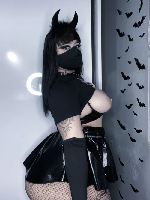 Put your face between my goth boobs <3