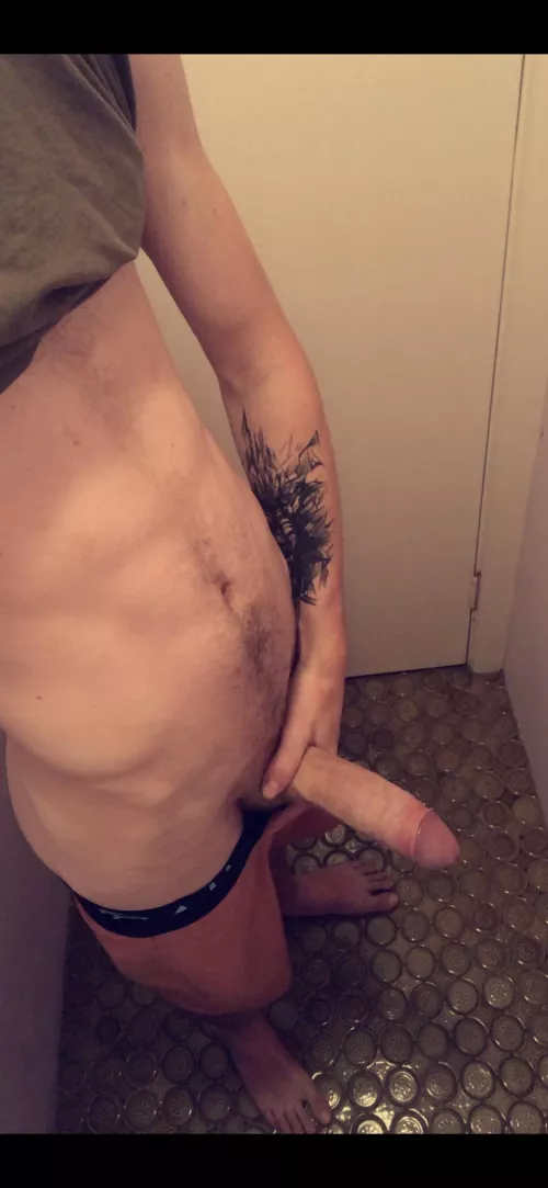 Smooth hung Femboys/twinks hmu, only responding to red and purple msgs. snap: zookeeper1623