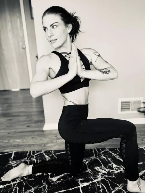 There’s just something about yoga on a Sunday 🖤