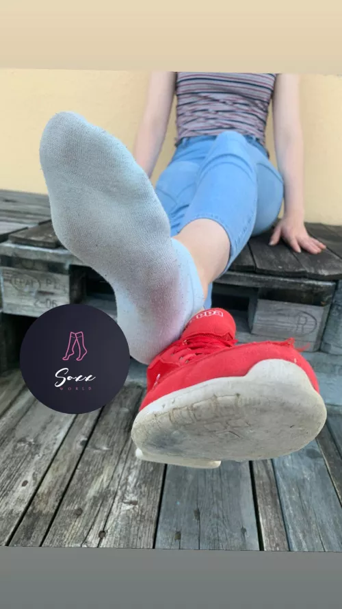 Wanna lay underneath?😈🍆