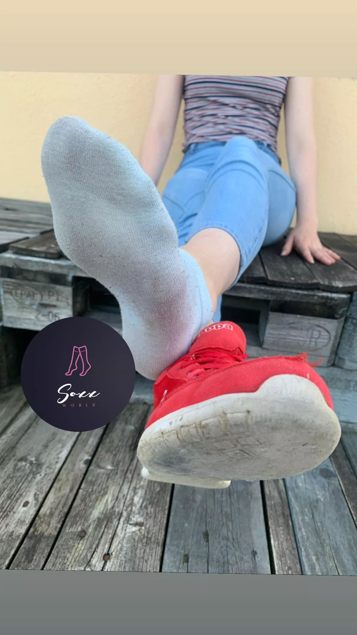 Wanna lay underneath?😈🍆