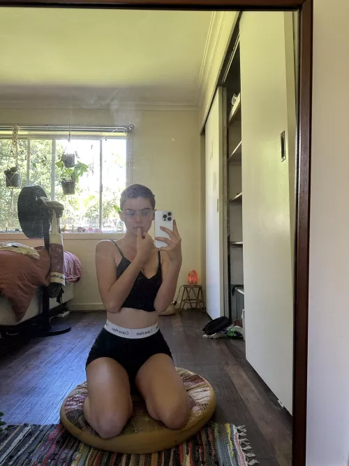 what do you think of my haircut lovely’s? Hairs not in the way when you sit on my face 👅