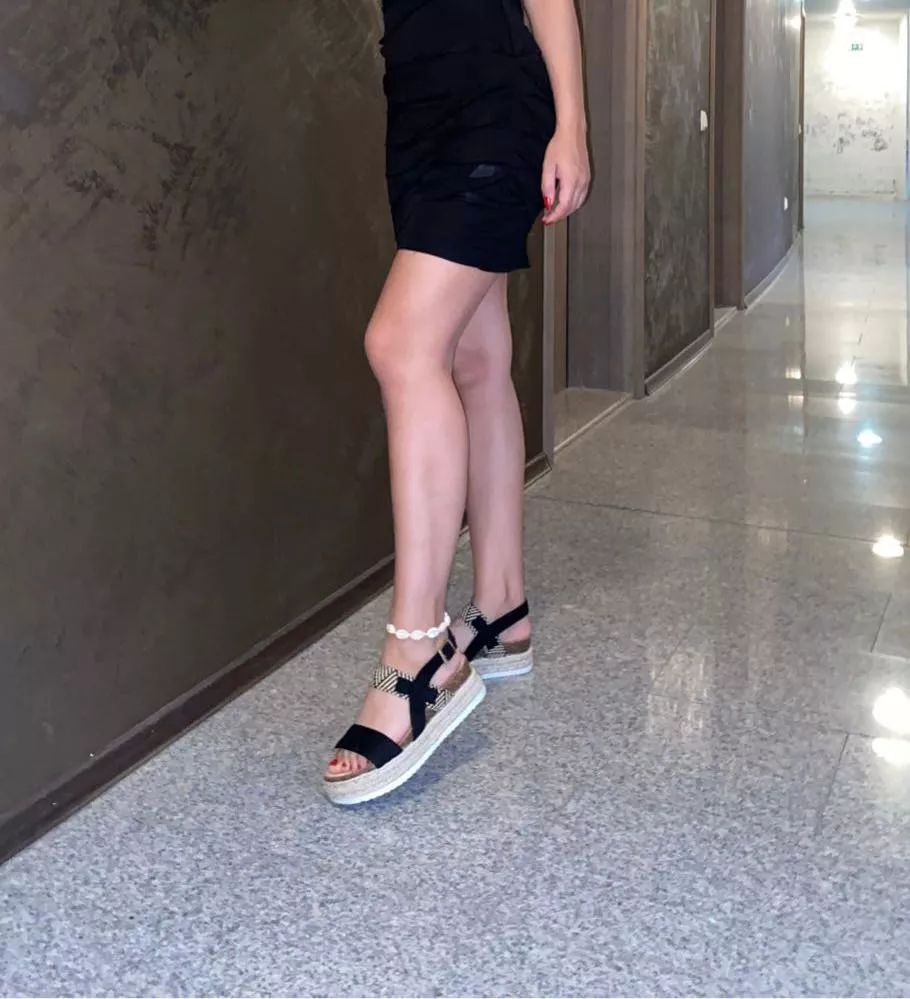 Who wants to take off my sandals and take me to a hotel room? 😏👣😈