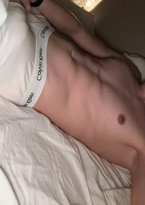 22M bi fit dom. Looking for twinks / subs. Show with face. Sc: h.fittwink