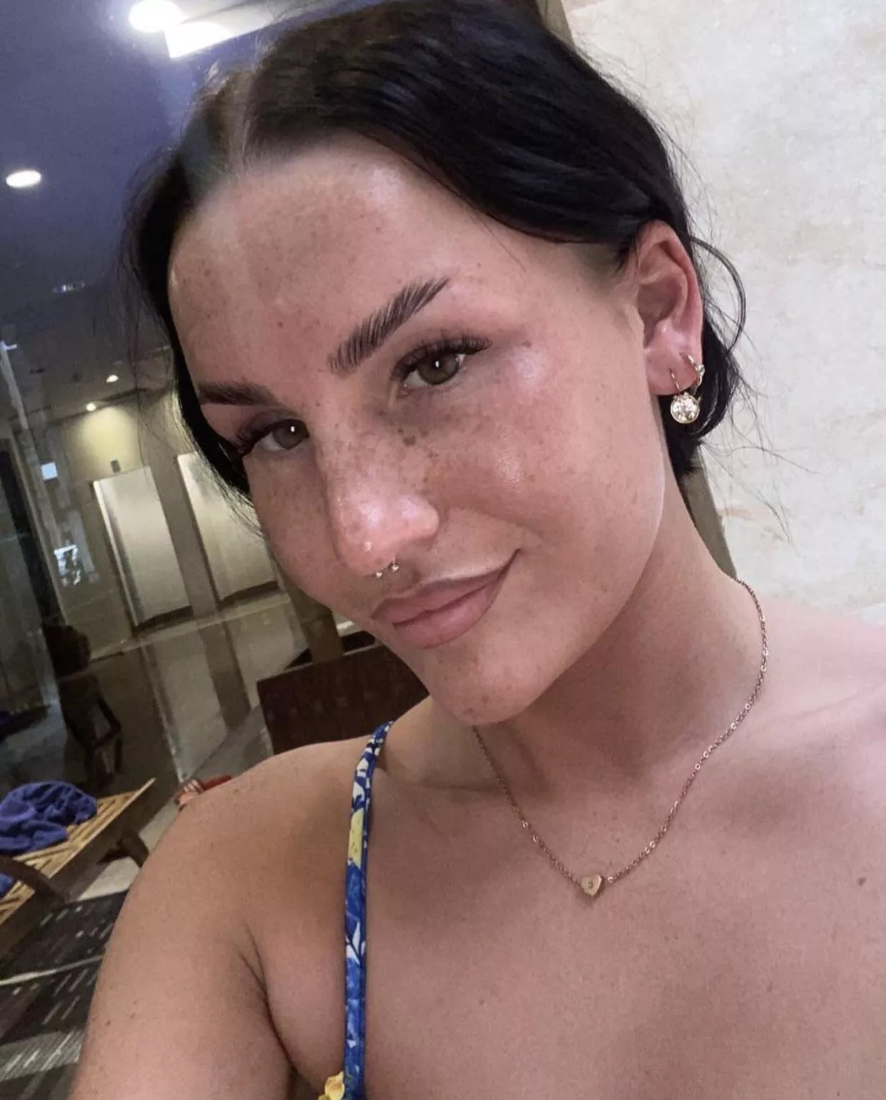 Anybody with a second screen want to put their cock on my wife’s face (will show her response)