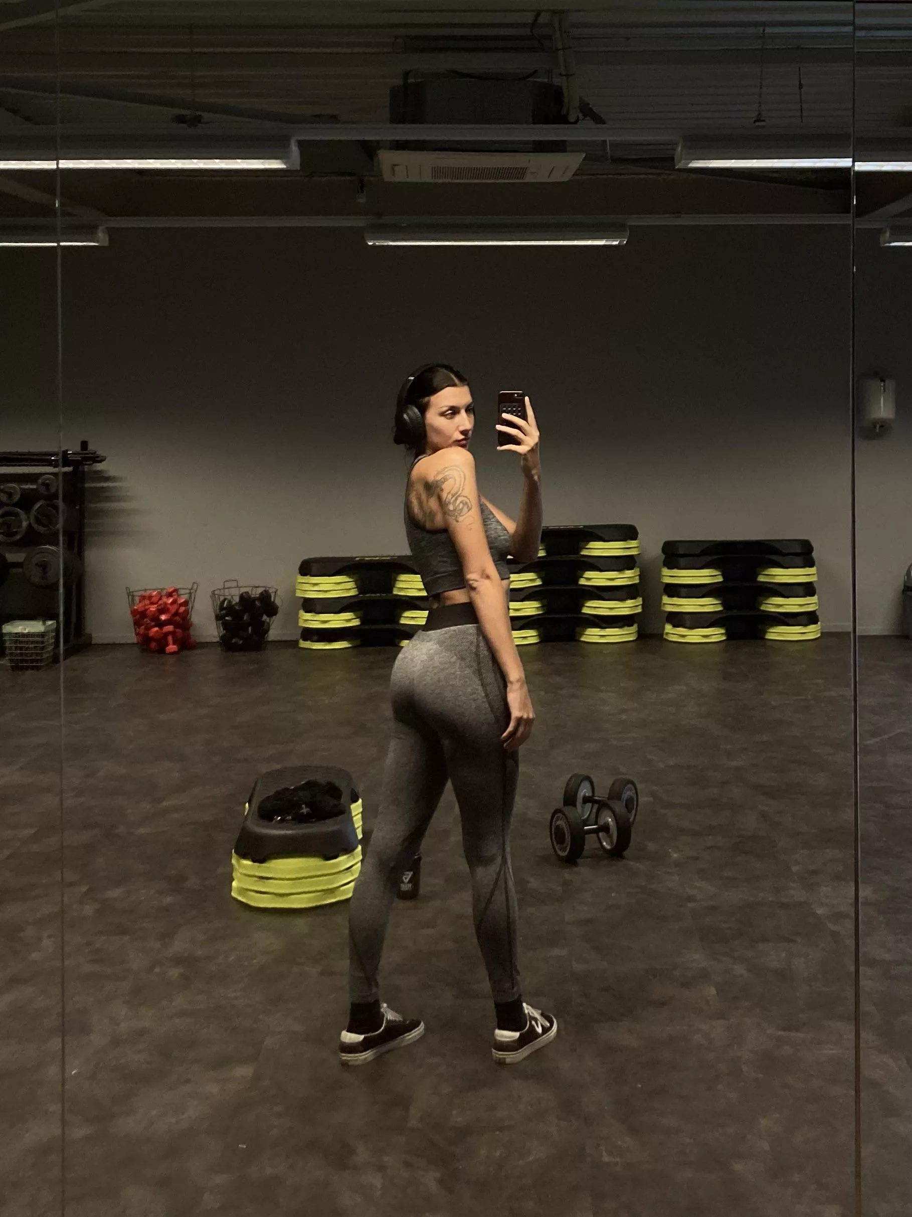 Casual gym mirror selfie 🤳