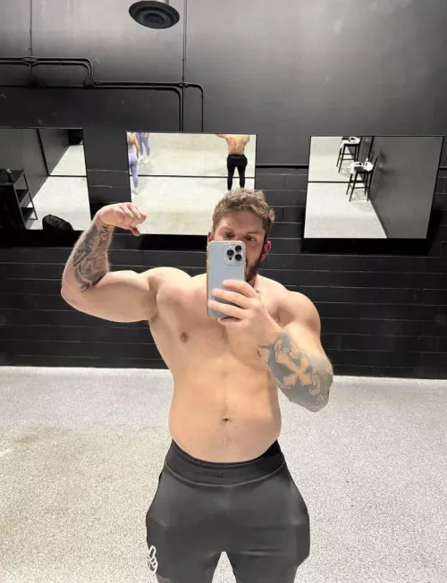 Feeling pumped after a heavy arm workout. Any bros wanna compare?