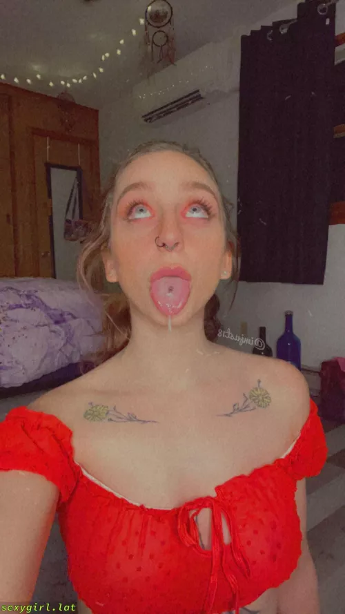 I wanna feel sweet white juice on my tongue