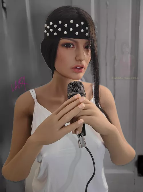 Lara thinks she's gonna make it as a pop star