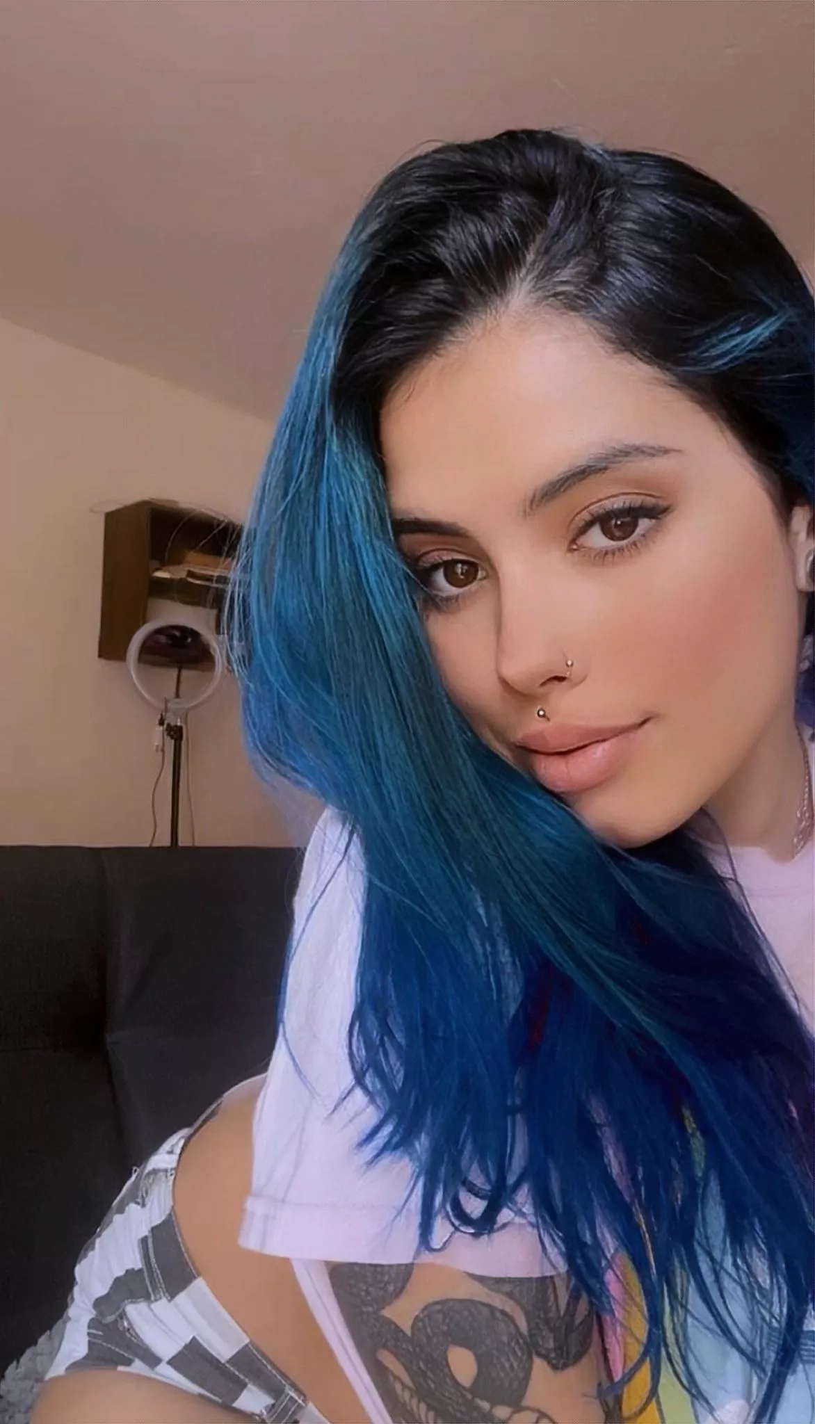 Latina chick signing in 😉