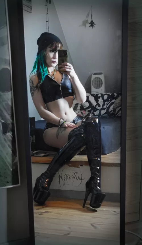 Let me be your succubus tonight 😈