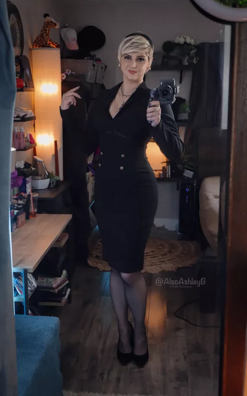 Look at me... I'm your boss now 🖤