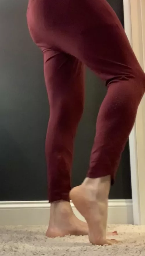 Painted toes and yoga pants!! Girls best friends! DMs are open