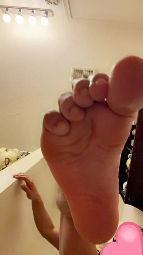 Suck my toes baby <3