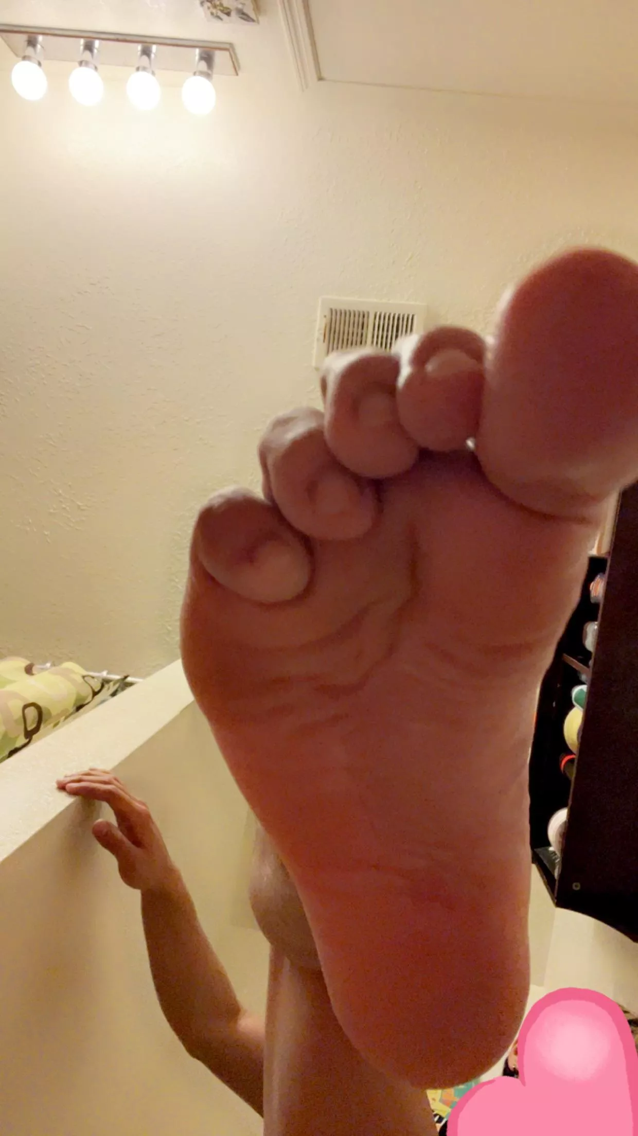Suck my toes baby <3