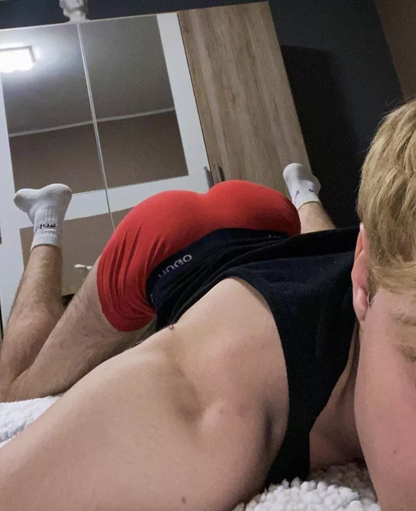 19 EVEREYONE DM ME IM SO HORNY😈