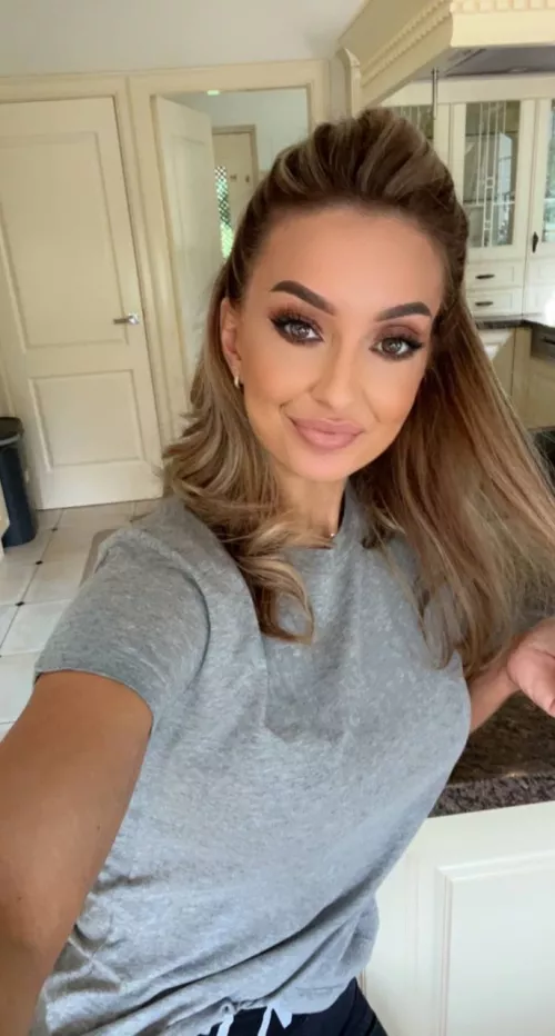 5’2 slut at your service😈