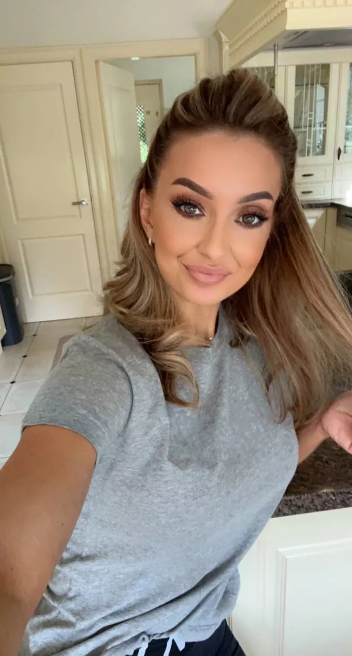 5’2 slut at your service😈