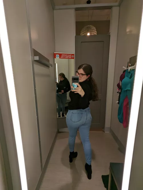 Booty pic in the dressing room 😁