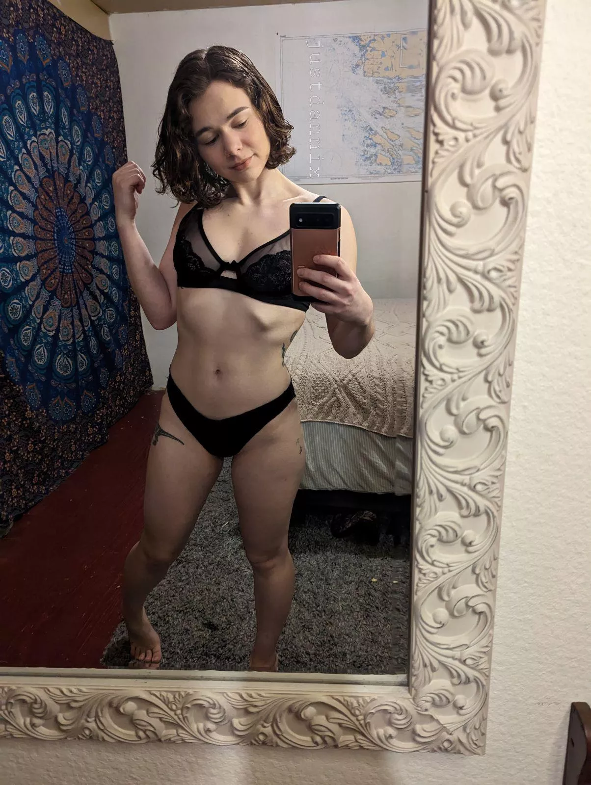 Can never resist checking myself out 😘