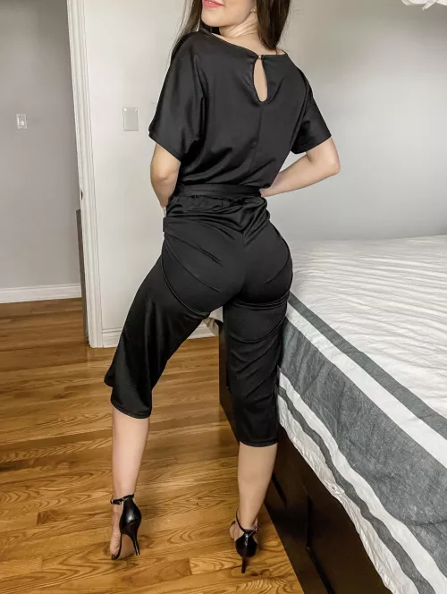 Can the heels stay on when you bend me over?