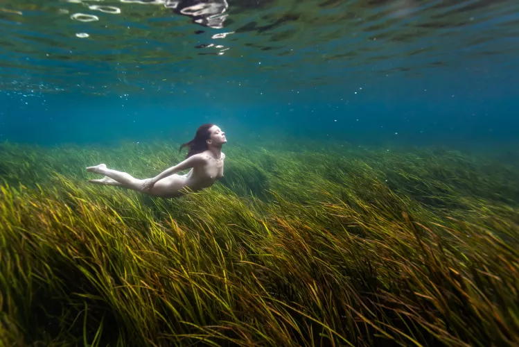 Checking out some long grass in a river 😍 📸 Craig Colvin