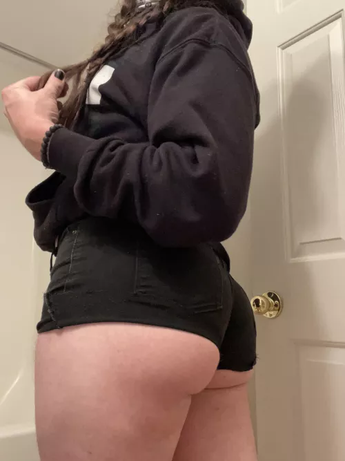 Do you like my shorts? 👀