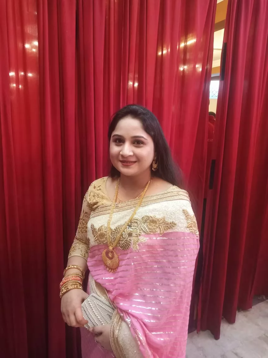 Hi guys I'm from india this is my aunt i would like to sell her she is fertile saggy boobs but manageable and she milf anal vergin