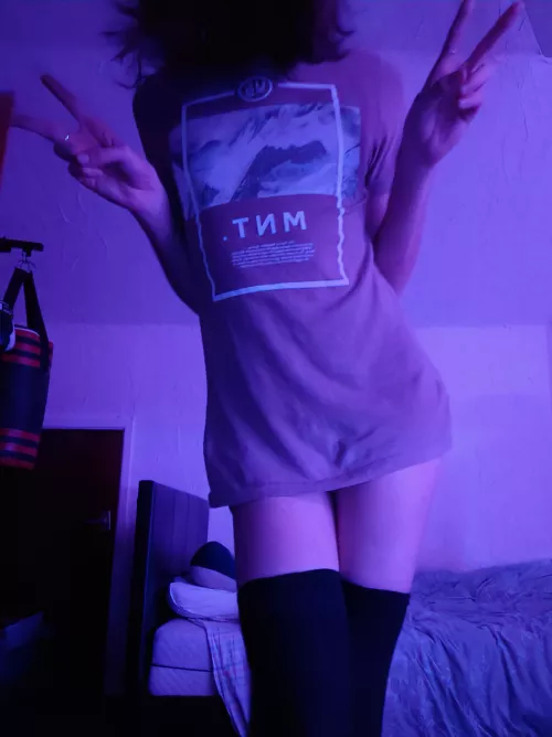 I can't sleep so I took this. This shirt is *barely* long enough :3