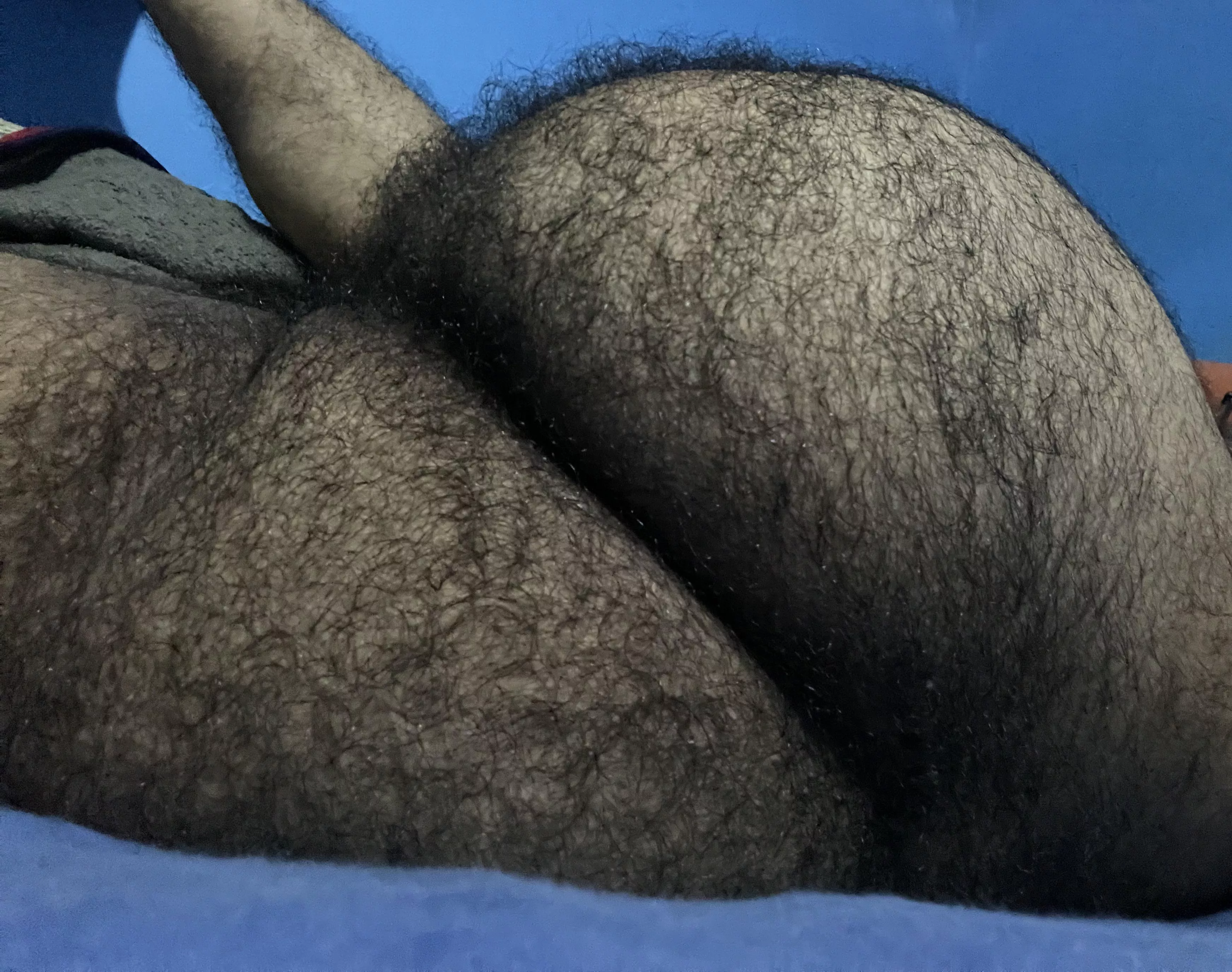 I need a cock up my hairy ass🥴