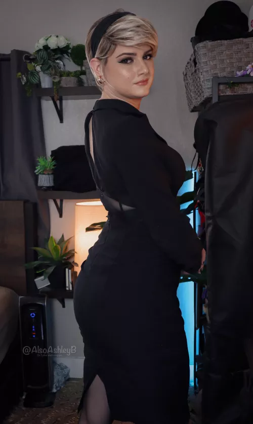 It's my businASS suit... I'm so sorry... I can't help doing the puns, I know I'm awful 😝