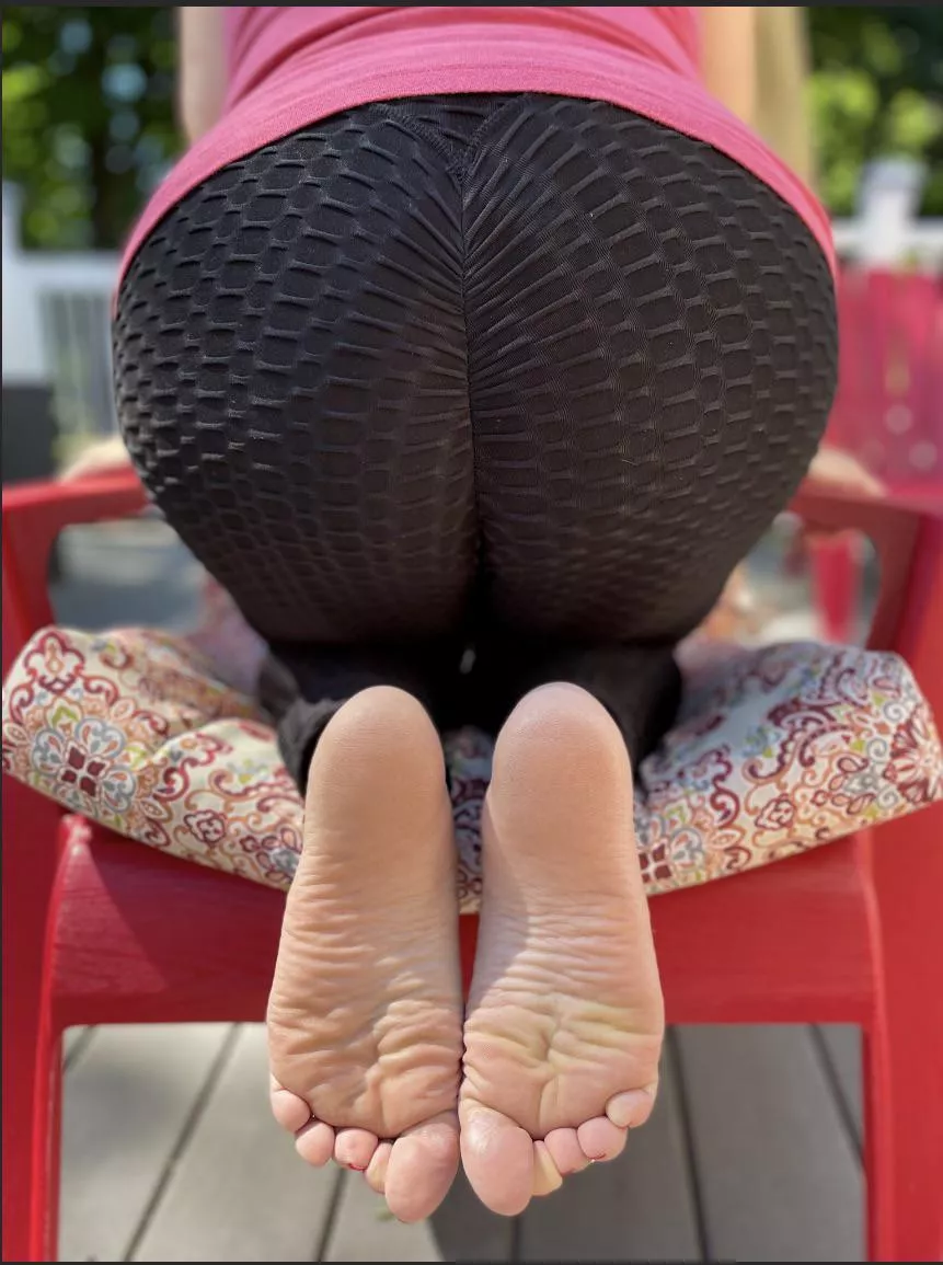 Just waiting for you to get home ❤️🦶🏻