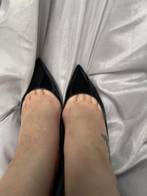 Massive toe cleavage in these Louboutins. 😳