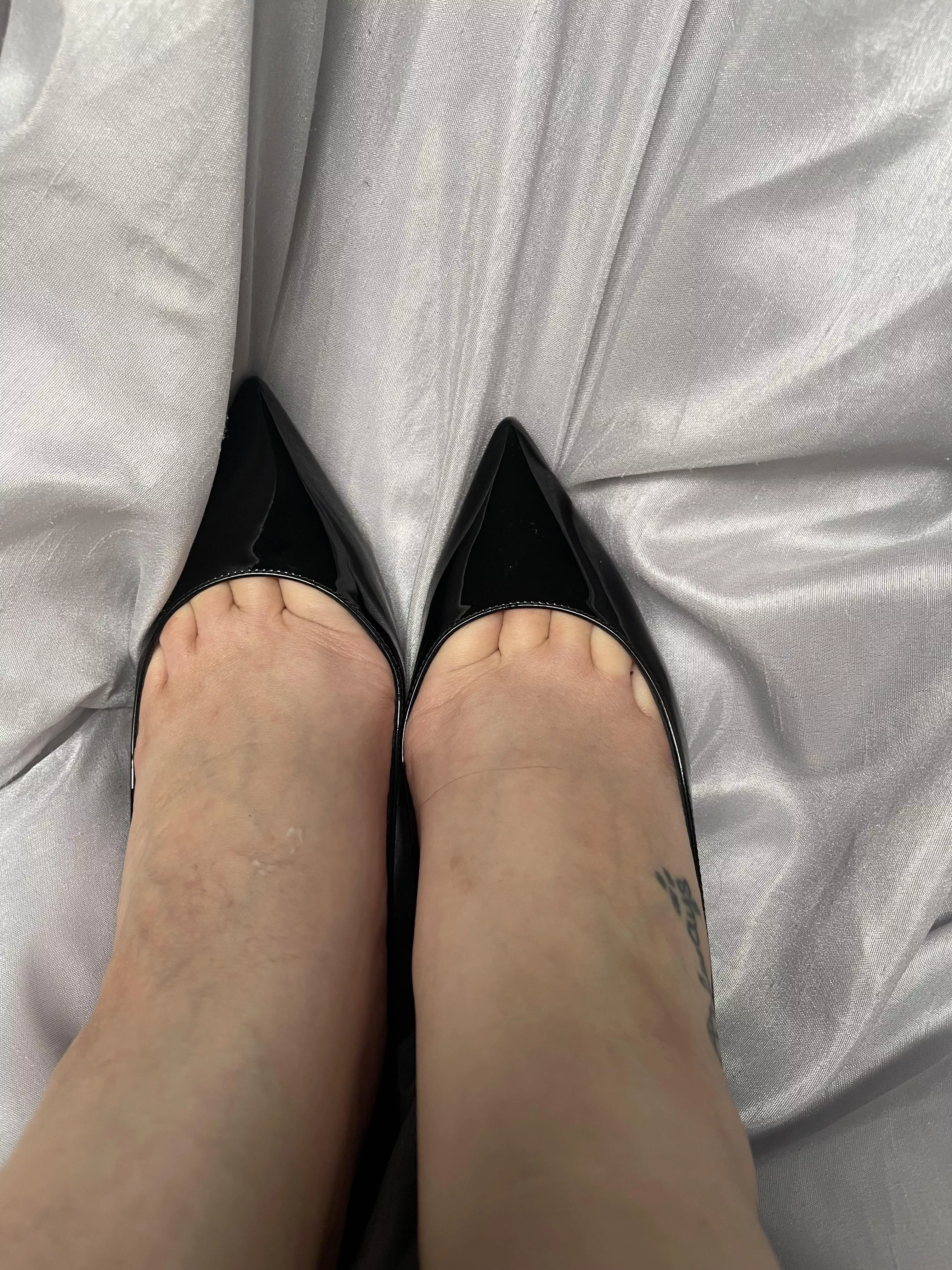 Massive toe cleavage in these Louboutins. 😳