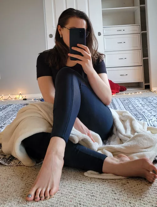Pretty toes and yoga pants 💙