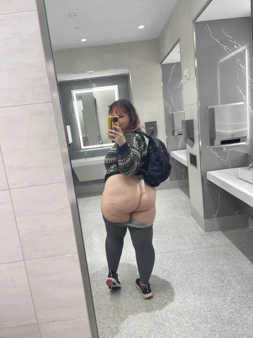 Quick pic of my 200 pound ass on college campus 🥰