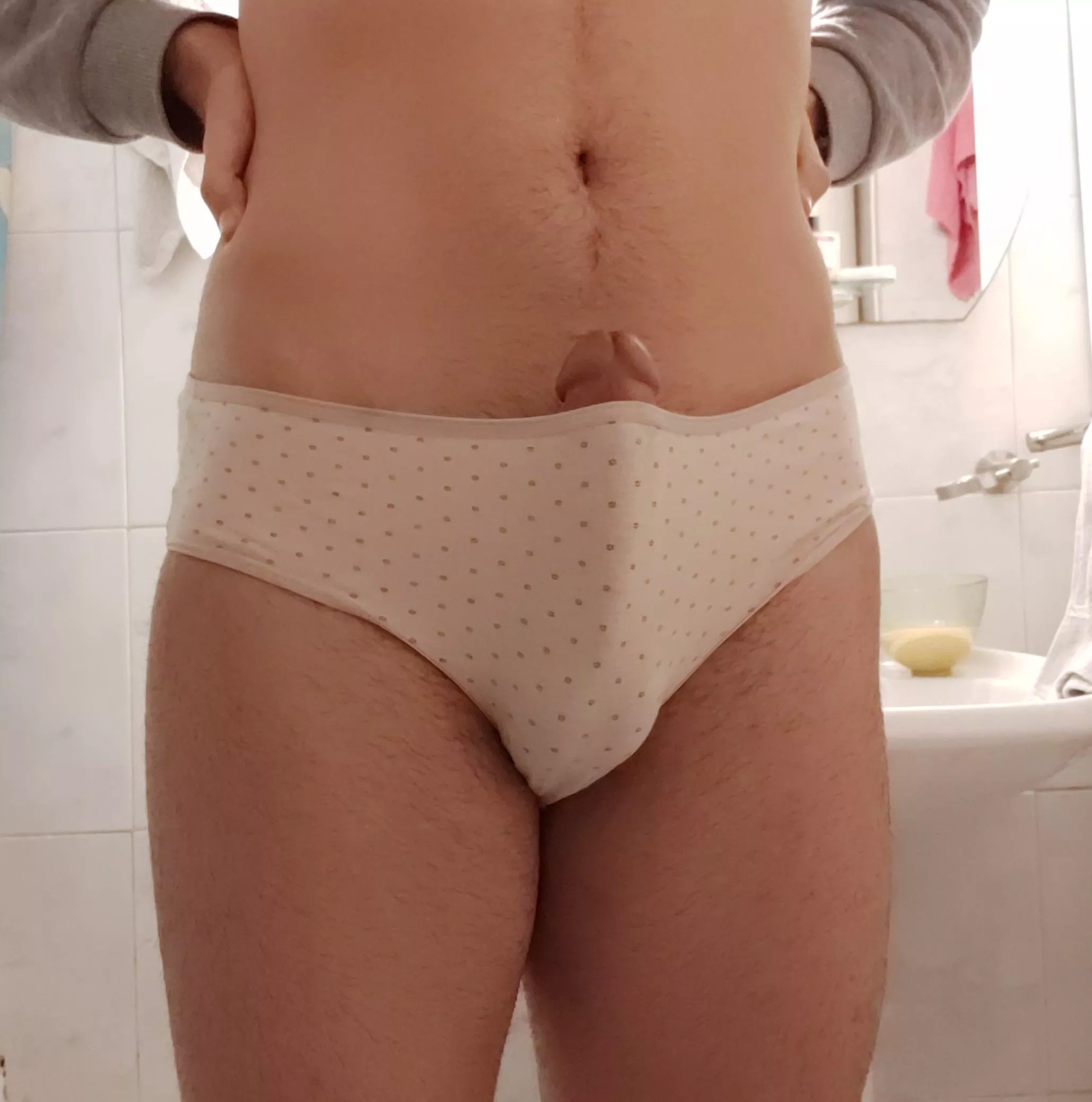 Seeing a cock bigger than mine makes me so hard 🤭