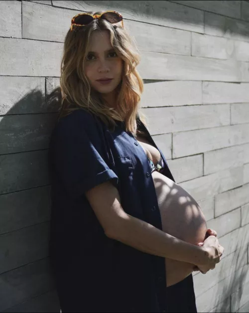 Twin preggo mamma Isabel Schloer