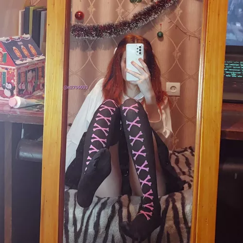 ur rommate who love kneesocks