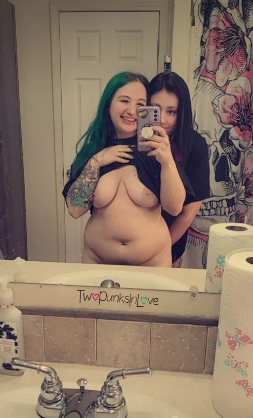 Want to be in the middle of a chubby girl sandwich? 💚🖤💕